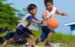 Bố mẹ không thích con chơi với trẻ mồ côi